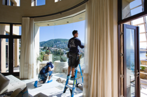 Window cleaning in a beautiful home on the beach